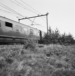 151001 Afbeelding van een passerende trein met getrokken rijtuigen van de N.S. ter hoogte van Maarsbergen.